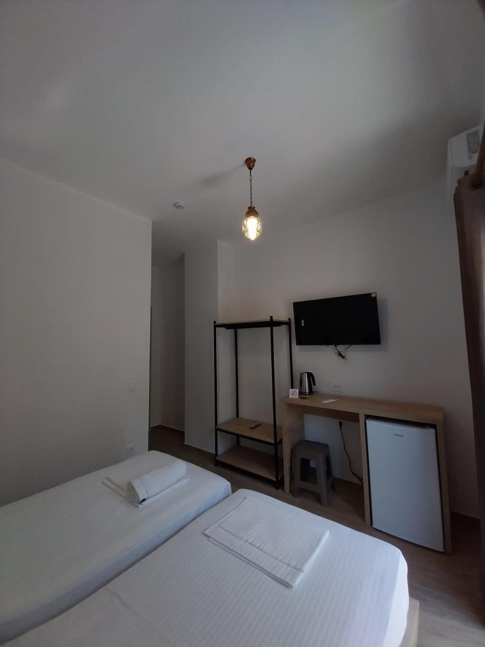 Lions Lair Hotel Himara