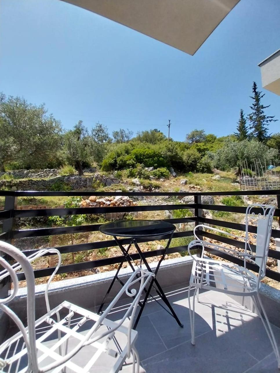 Hotel Lions Lair Himara