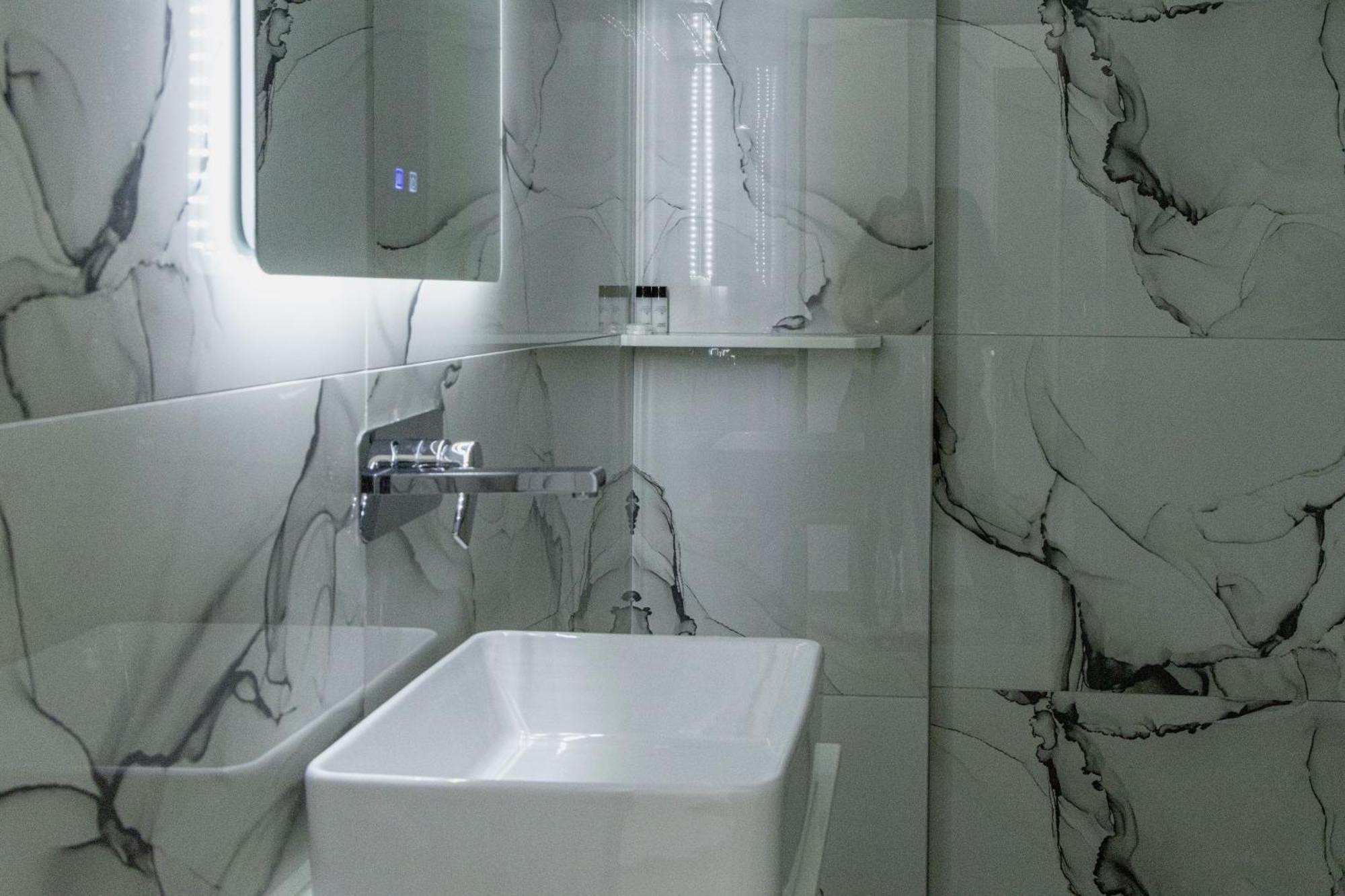 Lions Lair Hotel Himara