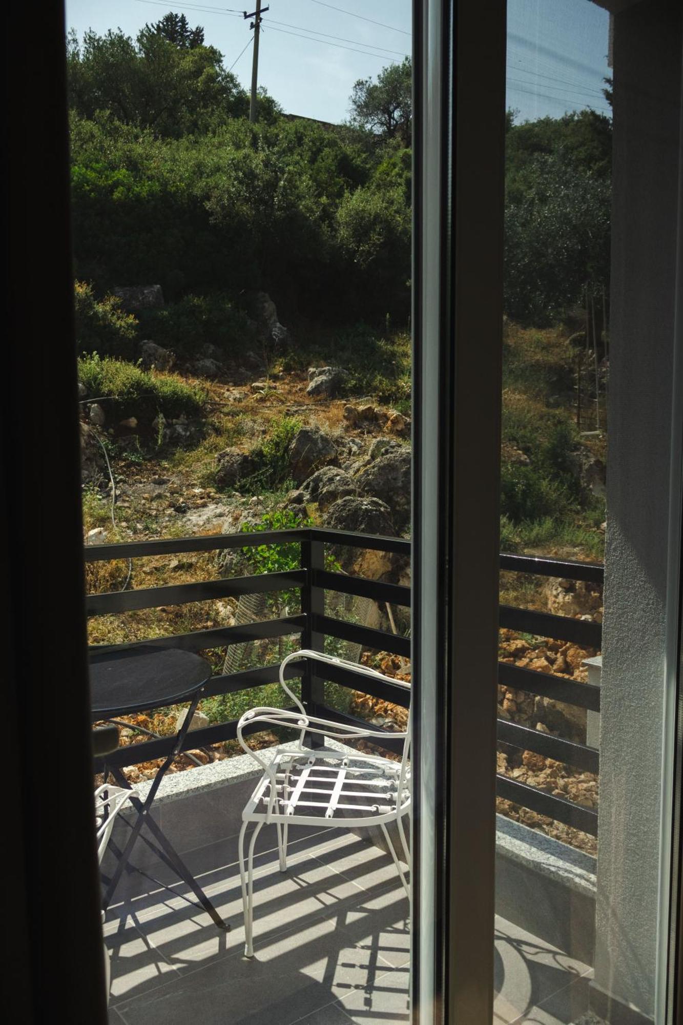 Lions Lair Himara