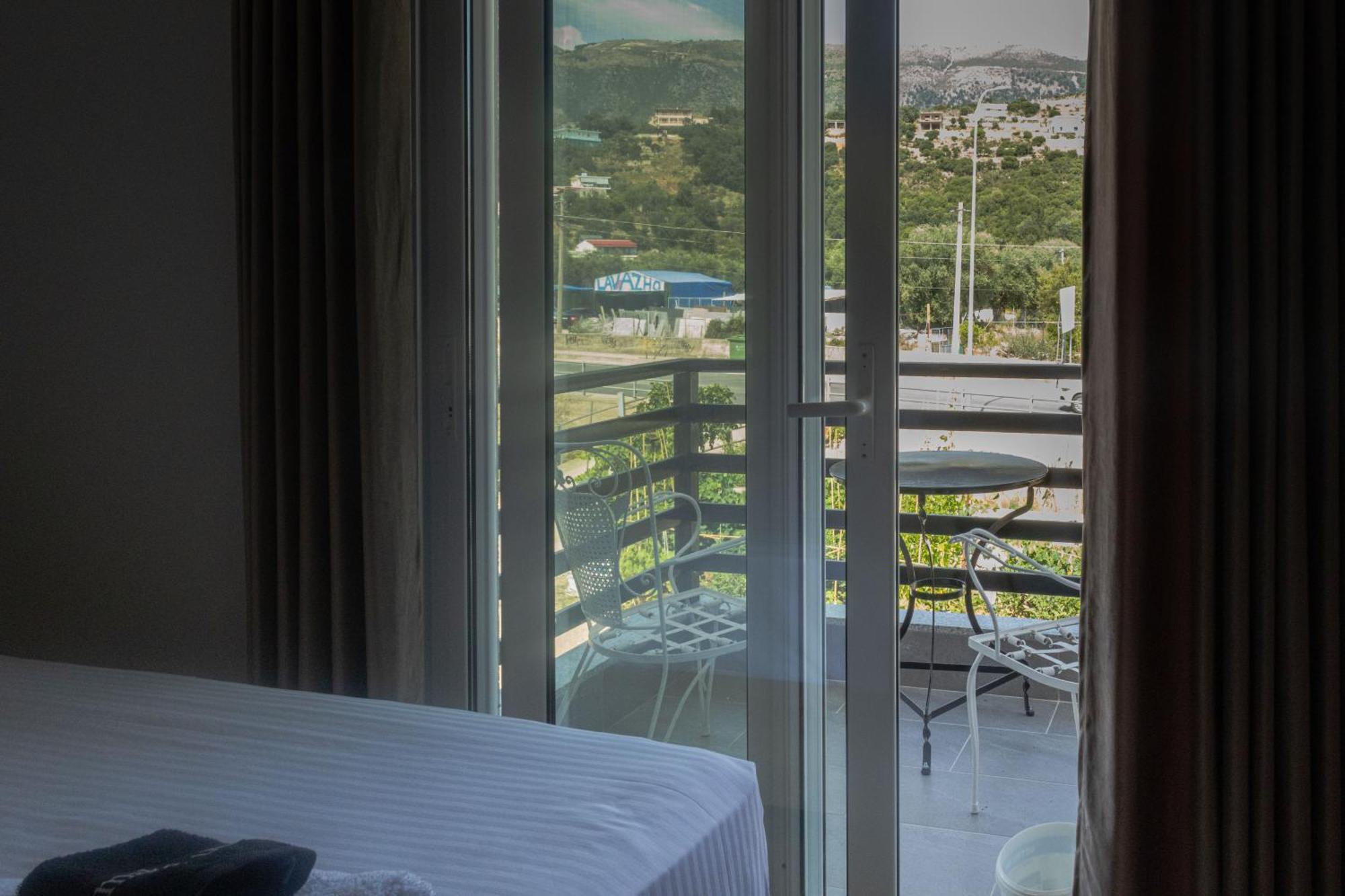 Lions Lair Hotel Himara