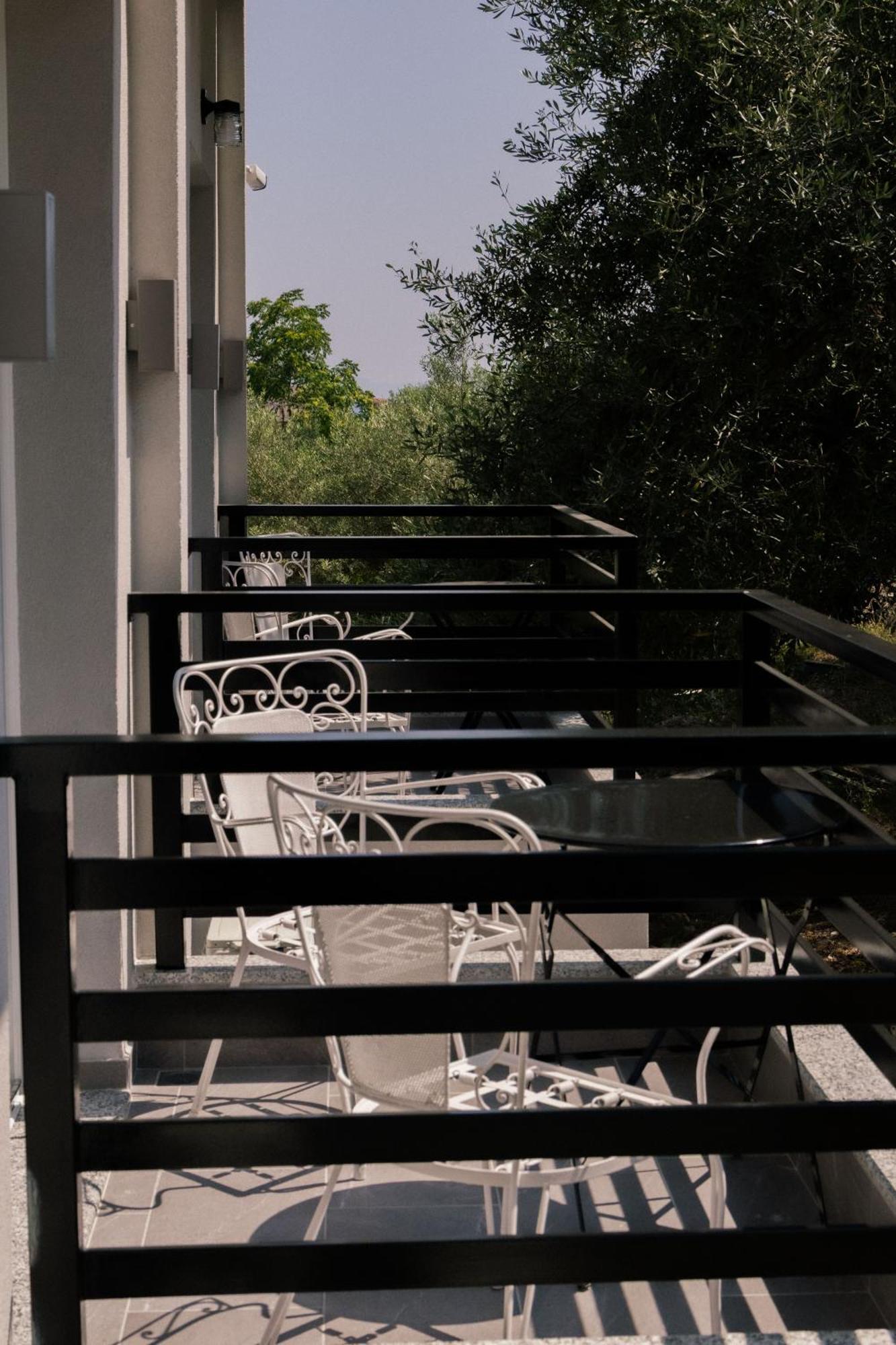 Lions Lair Hotel Himara